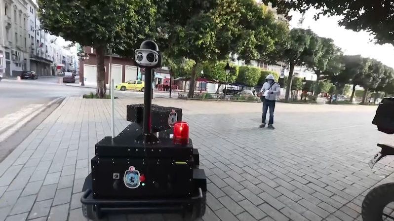 Tuniská policie kontroluje zákaz vycházení za pomoci robotů